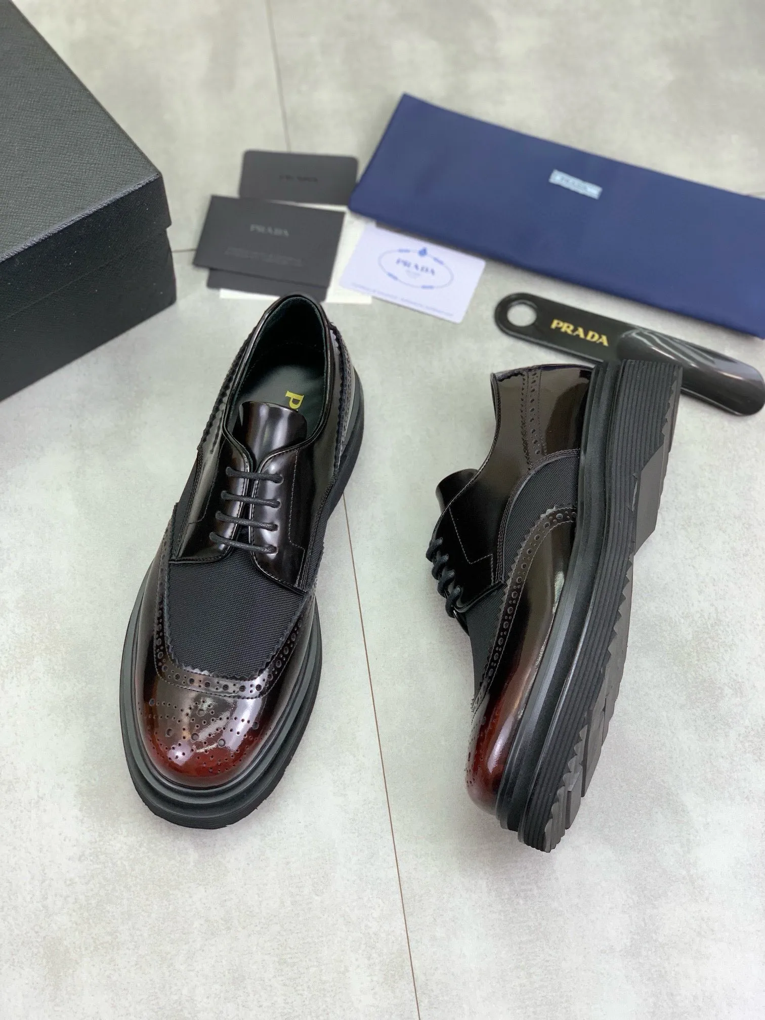 Factory price P880 💰Original quality, top version🔱 ＰＲＡＤＡPrada. Men's business casual leather shoes, top quality products. 1:1 shipment⬆️Luxurious and noble👞All imported original brand fabrics, just to create a more comfortable wearing experience. Upper: Original comfortable open edge bead-rubbed calf leather➕Top imported water-dyed full cow lining, original lightweight and comfortable TPU foam combination bottom✔️Code number: 39-44 (38.45 can be customized)